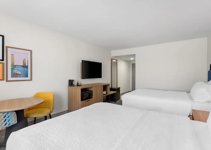Hampton & Chicago Hotel