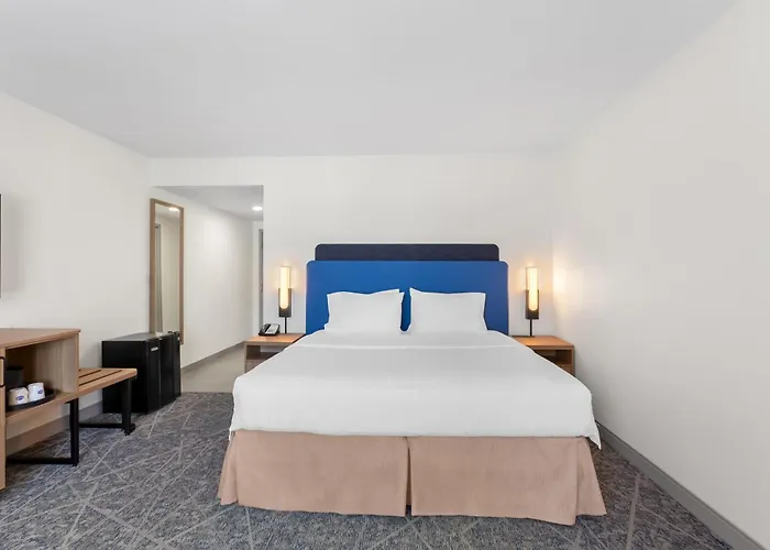 Hampton & Chicago Hotel